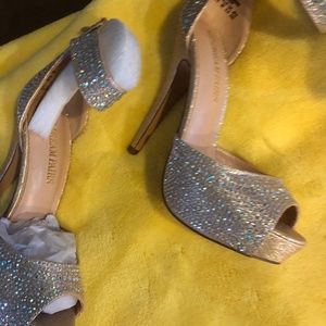 Formal peep toe pumps.